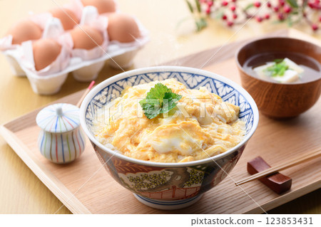 只用雞蛋製作的♪濃稠的奶油雞蛋飯，配上濃稠的醬汁 123853431