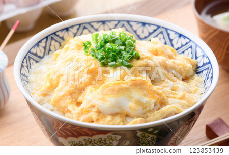 Made with just eggs♪ Thick and creamy egg rice bowl with thickened sauce 123853439