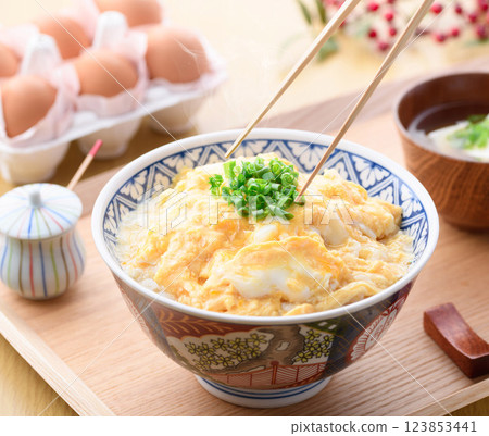 Made with just eggs♪ Thick and creamy egg rice bowl with thickened sauce 123853441