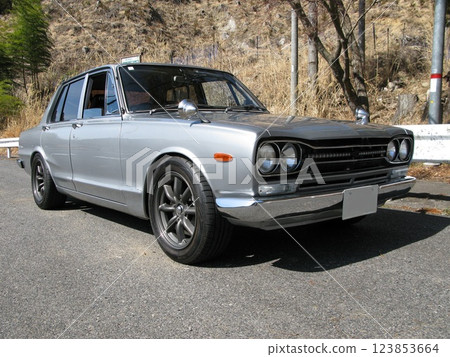 Winter drive in vintage cars 123853664