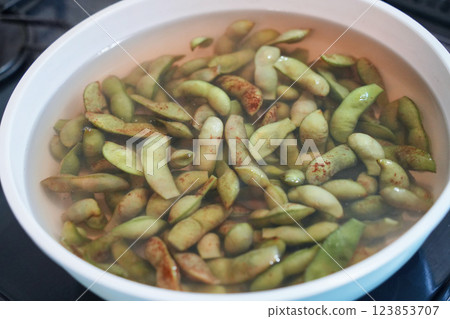 黑毛豆煮熟的瞬間 黑毛豆煮熟的瞬間 123853707