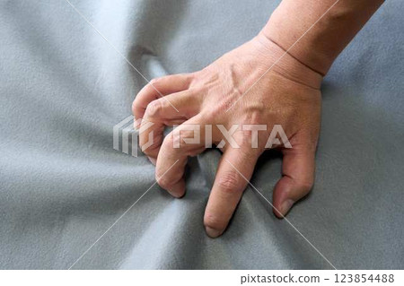 抓灰布的男性手 抓灰布的男性手 123854488