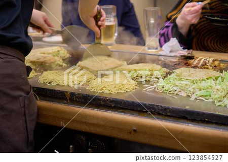 [Hiroshima] Hiroshima-style okonomiyaki cooked on a hot plate 123854527