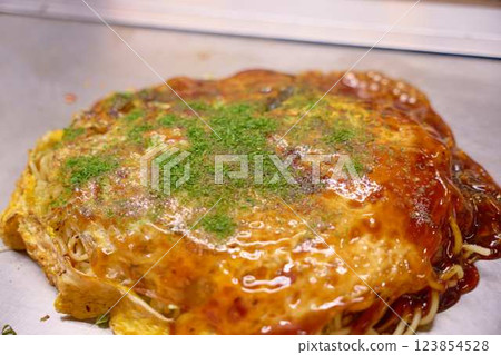 [Hiroshima] Hiroshima-style okonomiyaki cooked on a hot plate 123854528