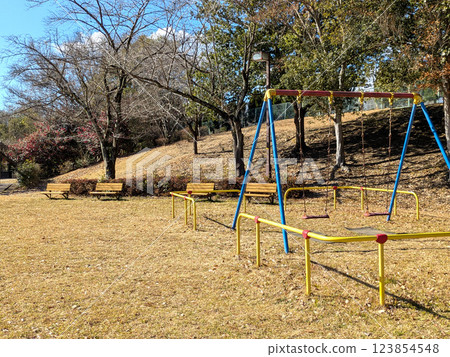 空蕩蕩的公園裡有長椅和鞦韆 123854548