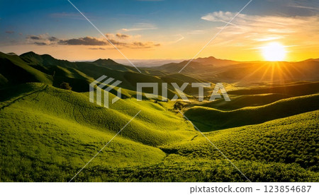 黃昏時分鬱鬱蔥蔥的綠色山丘 黃昏時分鬱鬱蔥蔥的綠色山丘 123854687