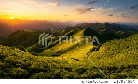 黃昏時分鬱鬱蔥蔥的綠色山丘 黃昏時分鬱鬱蔥蔥的綠色山丘 123854694