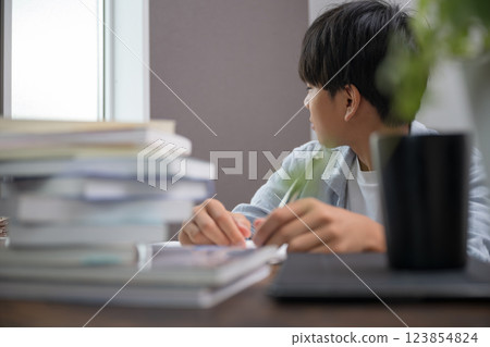 為入學考試或考試而學習的孩子的形象，不露面 123854824