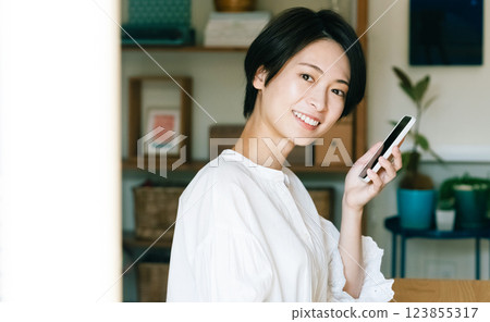 有智慧型手機的女人 123855317