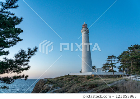 藍天映襯下閃閃發光的出雲日禦碕燈塔 123855963