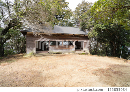 A gazebo at the summit of Ameyama (Okuyama Ameyama Nature Park) A gazebo at the summit of Ameyama (Okuyama Ameyama Nature Park) 123855984