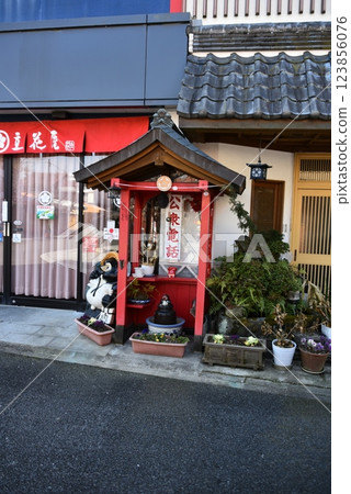 祐德稲荷神社參道上的公用電話遺跡 123856076