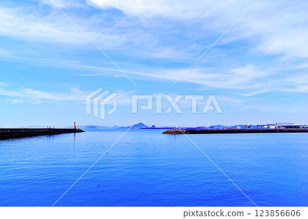 伊予灘、晴朗的天空 123856606