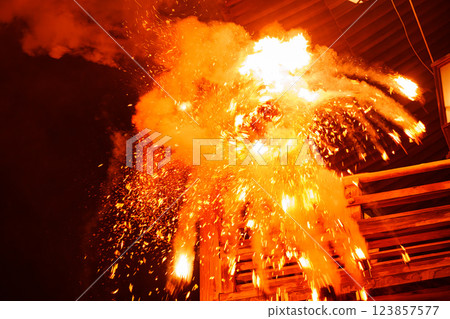 奈良的傳統活動，東大寺二月堂的燒水祭：舞台西北角的火炬爆發火花② 123857577
