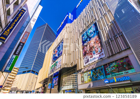 日本東京城市景觀，2 月 11 日（繁華）藍天映襯下的池袋站東口的 Hareza Ikebukuro、Animate 和其他商店 123858189