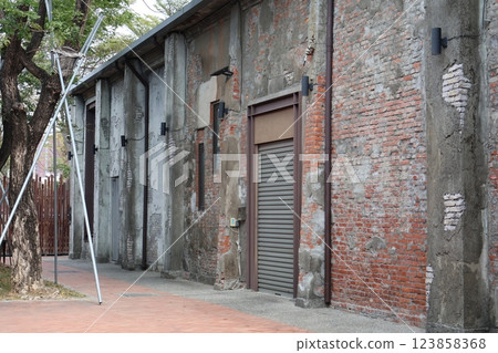 擁有古老磚砌倉庫的街景 123858368