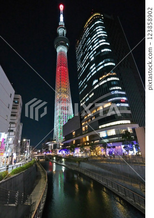 從東京天空街道北十間川望去，冬日東京天空樹被紅燈點亮 123858902