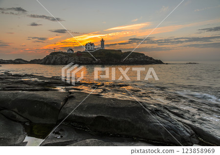 Sunrise at Cape Neddick Light, Nubble Light, Cape Neddick, Maine, New England, USA, North America 123858969