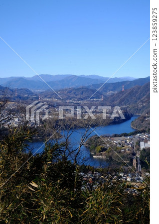 從城山山頂俯瞰津久井湖 [相模原市津久井 1月] 123859275