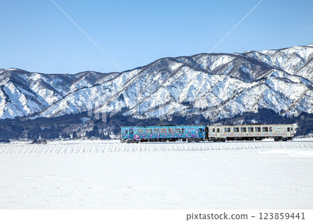 A local train running through the snowy fields 123859441