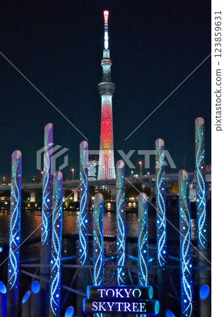 夜晚,藍色的隅田川燈火映襯下,紅色的天空樹熠熠生輝 夜晚,藍色的隅田川燈火映襯下,紅色的天空樹熠熠生輝 123859631