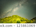 流經山脈的銀河（奧多摩湖） 123861069