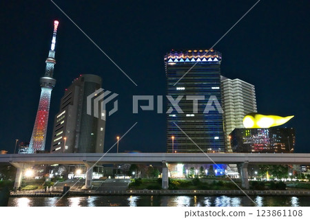 隅田川與紅色天空樹的冬日夜景 隅田川與紅色天空樹的冬日夜景 123861108