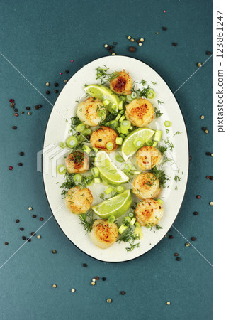 Seasoning fried sea scallops. 123861247