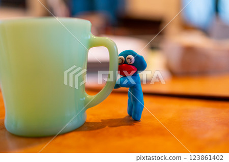 一個藍色黏土人物捧著咖啡杯 123861402