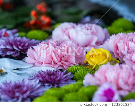 用一月份的當季鮮花裝飾的美麗花水噴泉 123861524