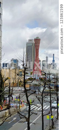 從多層停車場與神戶臨海樂園之間的走道上看到的神戶港塔 123861599