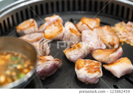 豬肉 燒烤 烤肉 食物 料理 餐廳 돼지 Grilled pork BBQ 豚肉 焼肉 123862459