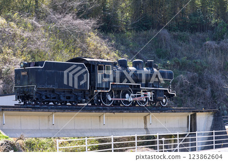 沐浴在春光中的路邊驛站：高千穗觀光產中心隧道站（宮崎縣西臼杵郡高千穗町） 123862604