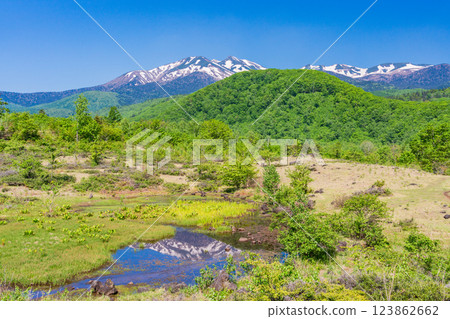[Nagano Prefecture] Norikura Highlands, Ichinose Park, Maime Pond with fresh greenery 123862662