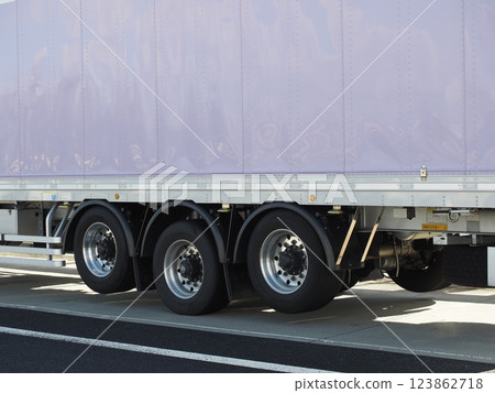 Lift axles for large towing trailers Lift axles for large towing trailers 123862718