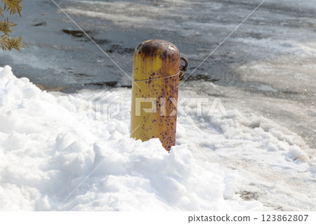 雪, 降雪, 桿, 貼文, 停車場, 儲存單元, 冬季, 戶外 雪, 降雪, 桿, 貼文, 停車場, 儲存單元, 冬季, 戶外 123862807
