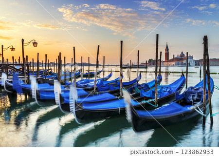 Gondolas in Venezia 123862933