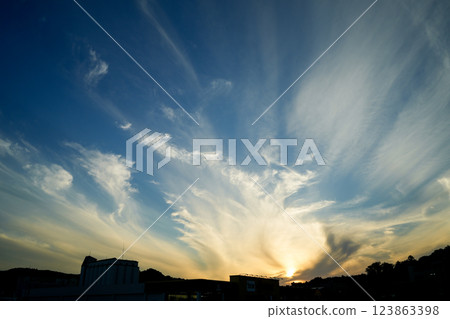 夕陽照射下的天空和雲彩 夕陽照射下的天空和雲彩 123863398