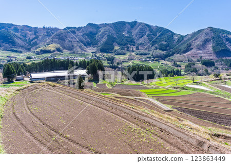 春日閃耀的田園風光 「世界重要農業文化遺產高千穗鄉椎葉山地區」 宮崎縣高千穗町 123863449