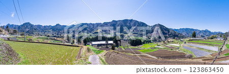 春日里的田園風光盡收眼底 「世界重要農業文化遺產 高千穗鄉椎葉山地區」 宮崎縣高千穗町 123863450