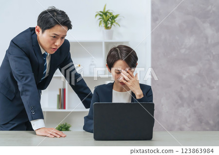辦公室裡一群情緒低落的男女商人 辦公室裡一群情緒低落的男女商人 123863984