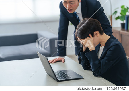 一名男性商人指責一名情緒低落的女性商人 一名男性商人指責一名情緒低落的女性商人 123863987