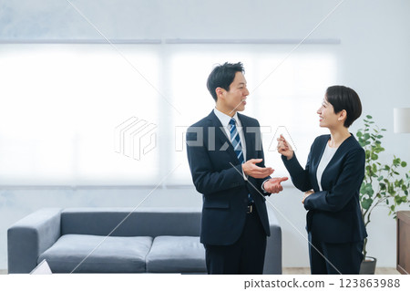 一群男性和女性商人在辦公室交談 123863988