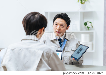 一群工人在辦公室開會 123864024