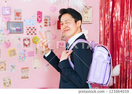 一位男商人在一間可愛的房間裡背著書包 123864039