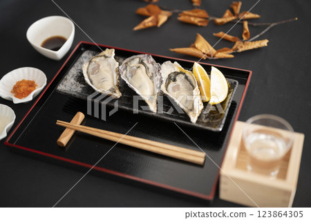 冬季品嚐生牡蠣和清酒 123864305