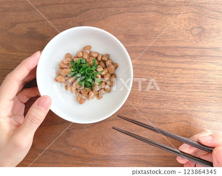 女人的手拿著筷子和納豆與蔥 123864345