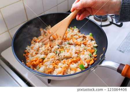 在煎鍋裡煎炒飯 123864406