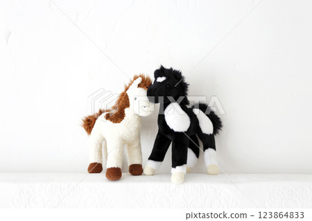 一對毛絨馬,以白色背景拍攝 一對毛絨馬,以白色背景拍攝 123864833