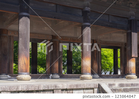 京都初夏：從南禪寺三門望去的新綠 123864847